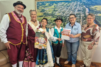 VICE-PREFEITA RECEBE CORTE DO 60º BAILE DE KERBS DE SÃO VICENTE DO SUL