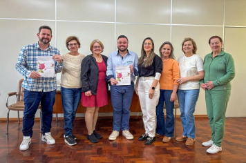 PREFEITO RECEBE CONVITE PARA O BAILE DE DEBUTANTES DA SOCIEDADE FLOR DE PRIMAVERA