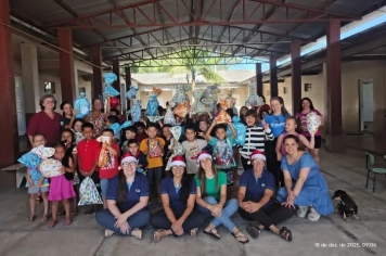 CRIANÇAS RECEBEM PRESENTES EM AÇÃO SOLIDÁRIA