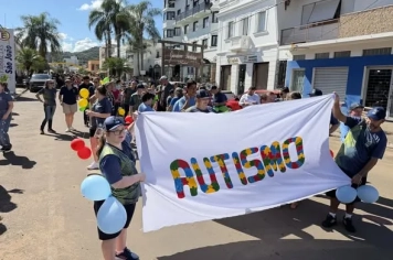 CAMINHADA DE CONSCIENTIZAÇÃO SOBRE O AUTISMO FOI UM SUCESSO