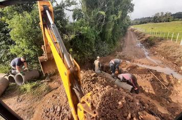 EQUIPE DA SECRETARIA DE OBRAS INTENSIFICA TRABALHO DE RECUPERAÇÃO DE ESTRADAS NO INTERIOR DO MUNICÍPIO