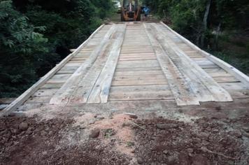 Prefeitura reconstrói mais um pontilhão de madeira na zona rural.