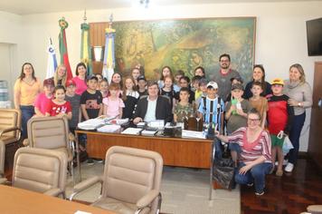 PREFEITO RECEBE VISITA DOS ALUNOS DA ESCOLA VANDA MARIA