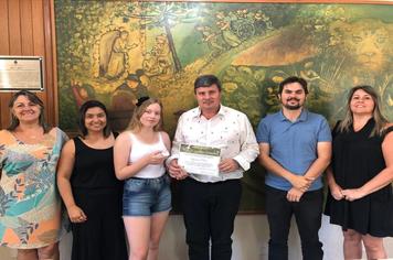 PREFEITO BETO TURCHIELLO E VICE-PREFEITO LUCAS CATTELAN RECEBERAM A ALUNA DA ESCOLA MUNICIPAL SÃO JOSÉ VICE-CAMPEÃ NO CONCURSO DE EDUCAÇÃO FISCAL