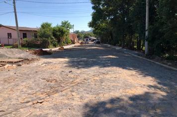 PREFEITURA CONCLUI CALÇAMENTO NA RUA GUIA LOPES