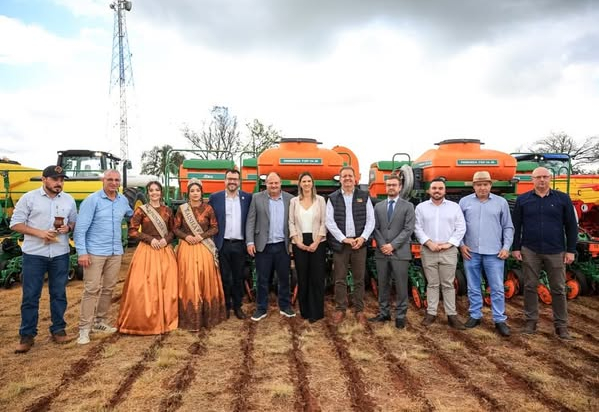 PREFEITO DE JAGUARI PRESENTE NA ABERTURA OFICIAL DO PLANTIO DA SOJA NO RS