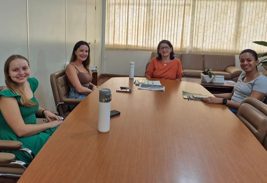 VISITA DA PRIMEIRA SECRETÁRIA DO COREDE VALE DO JAGUARI AO GABINETE DA VICE-PREFEITA ELENICE CATTELAN