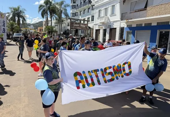 CAMINHADA DE CONSCIENTIZAÇÃO SOBRE O AUTISMO FOI UM SUCESSO