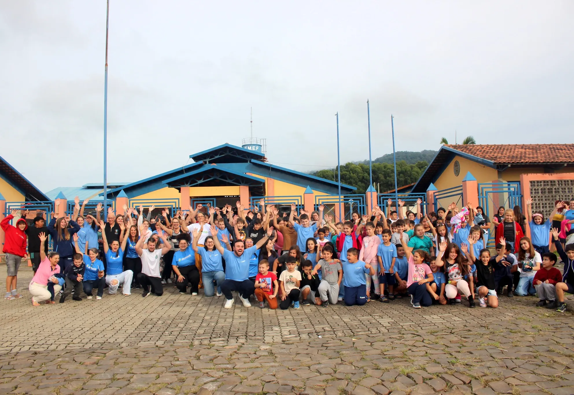 ALUNOS DA REDE MUNICIPAL RECEBEM UNIFORMES DE INVERNO EM JAGUARI