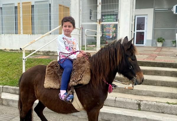 UMA INICIATIVA CHEIA DE CARINHO: PEQUENA ALICE LEVA SEU PETIÇO PARA ESCOLA E ENCANTA COLEGAS