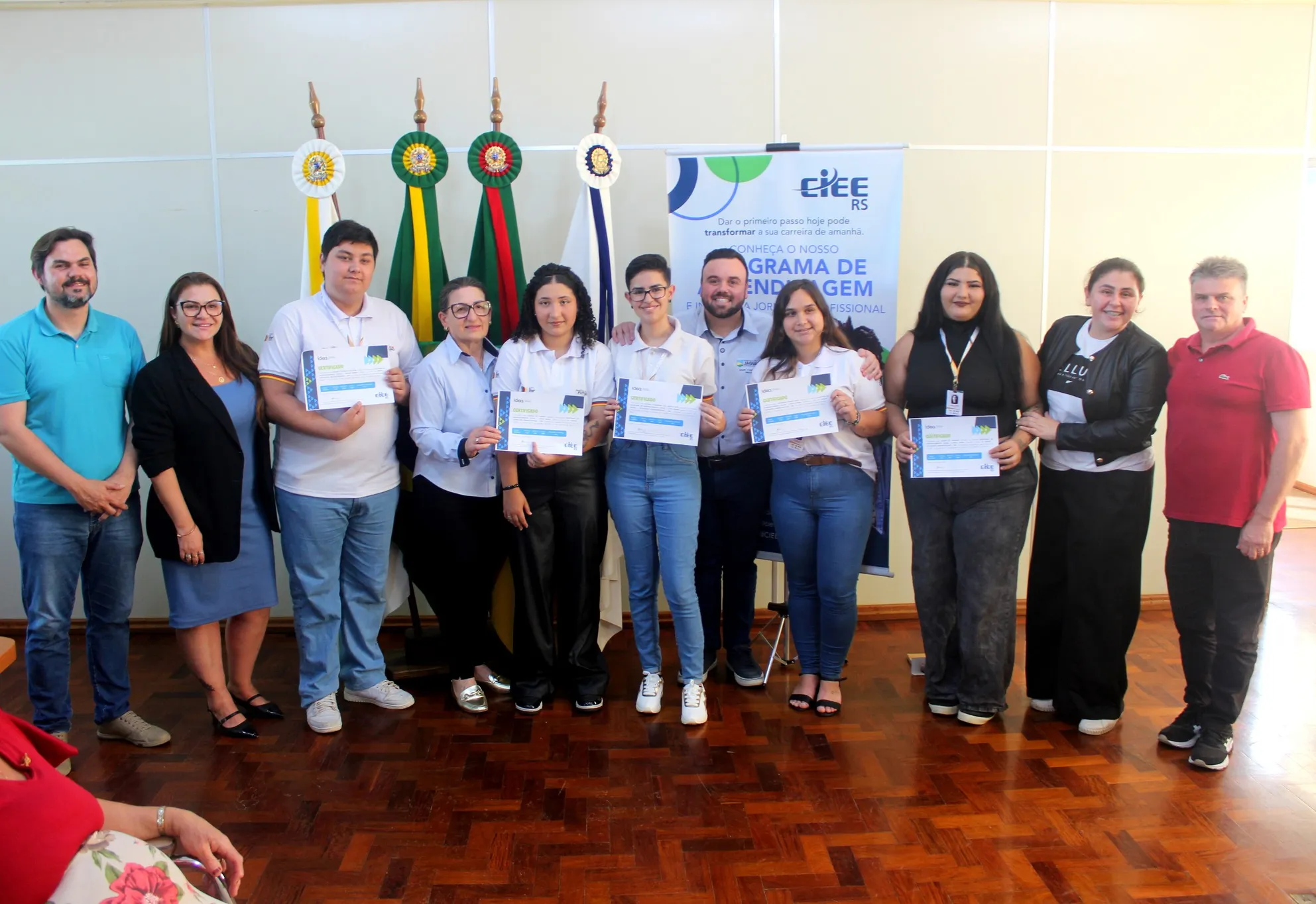 JOVENS DO PROGRAMA PARTIU FUTURO RECEBEM CERTIFICADOS EM CERIMÔNIA NO GABINETE DO PREFEITO