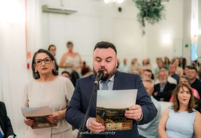 IGOR E ELENICE SÃO EMPOSSADOS COMO PREFEITO E VICE-PREFEITA