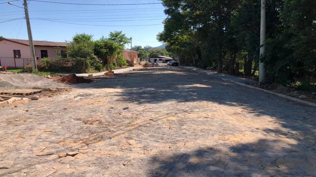 PREFEITURA CONCLUI CALÇAMENTO NA RUA GUIA LOPES
