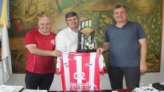 PREFEITO RECEBE A TAÇA DO VICE-CAMPEONATO SÉRIE PRATA