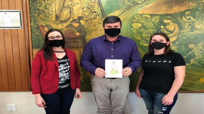 SERVIDORA MUNICIPAL LANÇA CARTILHA PARA ORIENTAR CIDADÃOS QUANTO A FUNCÃO SOCIAL DOS TRIBUTOS E SUAS APLICABILIDADES