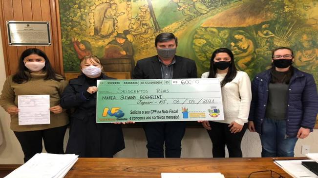 PREFEITO BETO TURCHIELLO ENTREGA MAIS UM PRÊMIO PARA CONTRIBUINTE JAGUARIENSE
